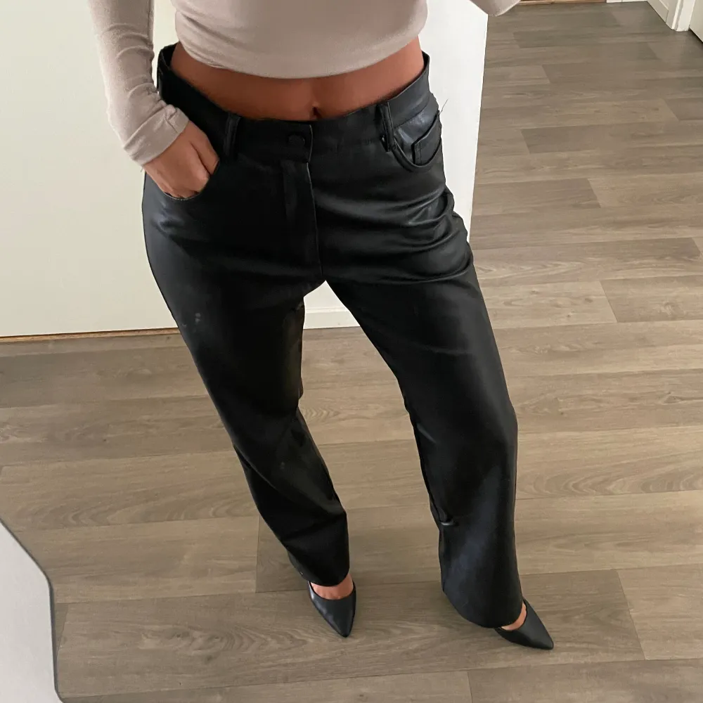 Svarta snygga skinbyxor från zara. Jeans & Byxor.