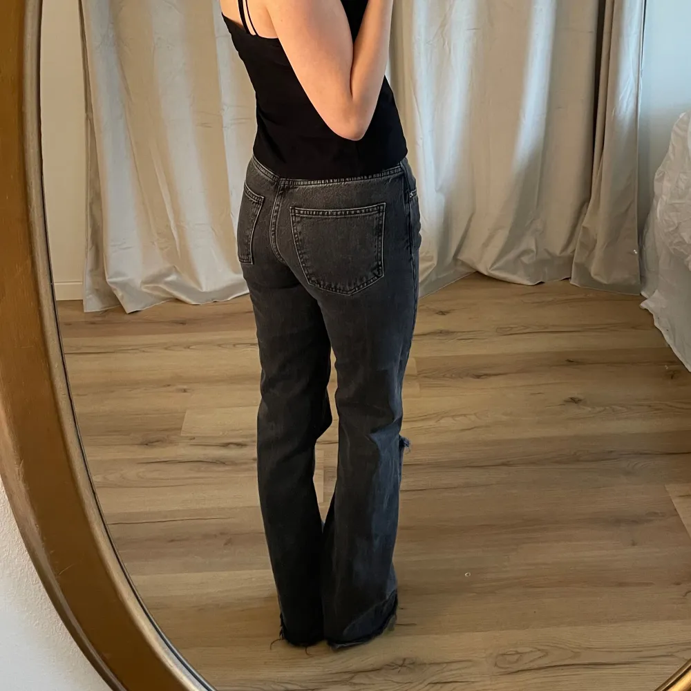 Skit snygga jeans från Gina! Perfekta grå svarta färgen. Avklippta så passar någon som är 160-165 ❤️. Jeans & Byxor.