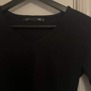 Svart långärmad tröja✨ Perfekt basic tröja, med V-ringning.   Säljs då den inte används.