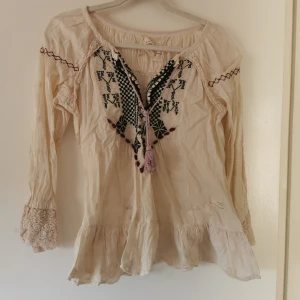 Odd molly blus  - Odd molly blus Storl 2 Katt finns i hemmet 