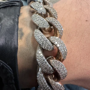 Iced out Miami cuban länk  - Säljer Min cuban kedja med Miami länkar. Den är i 925 silver grund med guld plätering.  Kedjan väger 120 gram   15mm bred    0,02 ct diamanter   Colour grade D  Vvs1 diamanter.  Öppen för byten kan även gå ner i pris vid snabb och smidig affär.