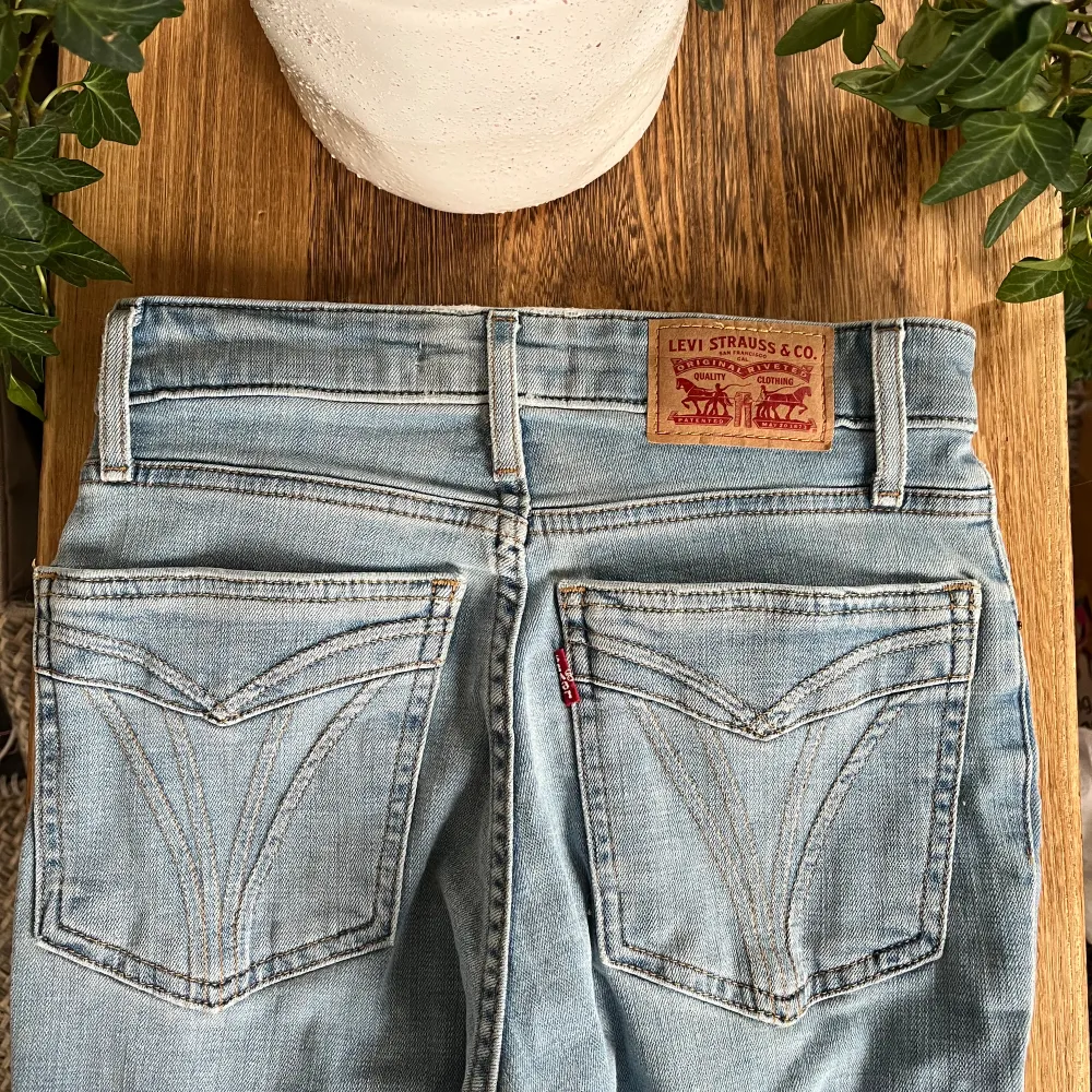 Snygga ljusblå Levis-jeans i modell 571. Säljer då de är för små för mig. Bara använda en gång så de är i jättefint nyskick 💗nypris 1249 kr.. Jeans & Byxor.