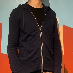 Moncler Cardigan Hoodie - Säljer nu min moncler hoodie. Hoodien har inga slitningar eller hål. Hoodien är tunn som är perfekt nu till sommaren. Har du några frågor hör bara av dig!