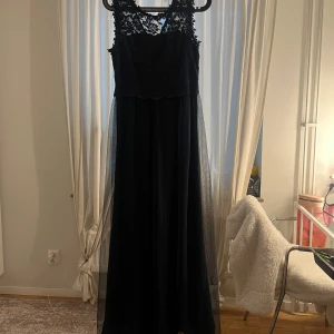 Balklänning  - Säljer min fina fina balklänning som bara är använd en gång. Den är marinblå och har inga märken eller defekter alls!