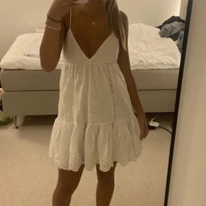 Zara klänning - Säljer den här super fina klänningen från zara då den inte passar längre (lånade bilder)💞