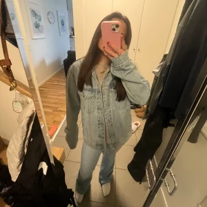 Jeansjacka - En ljusblå skön jeansjacka från lager 157, inga defekter på den! Är 161cm lång 💕