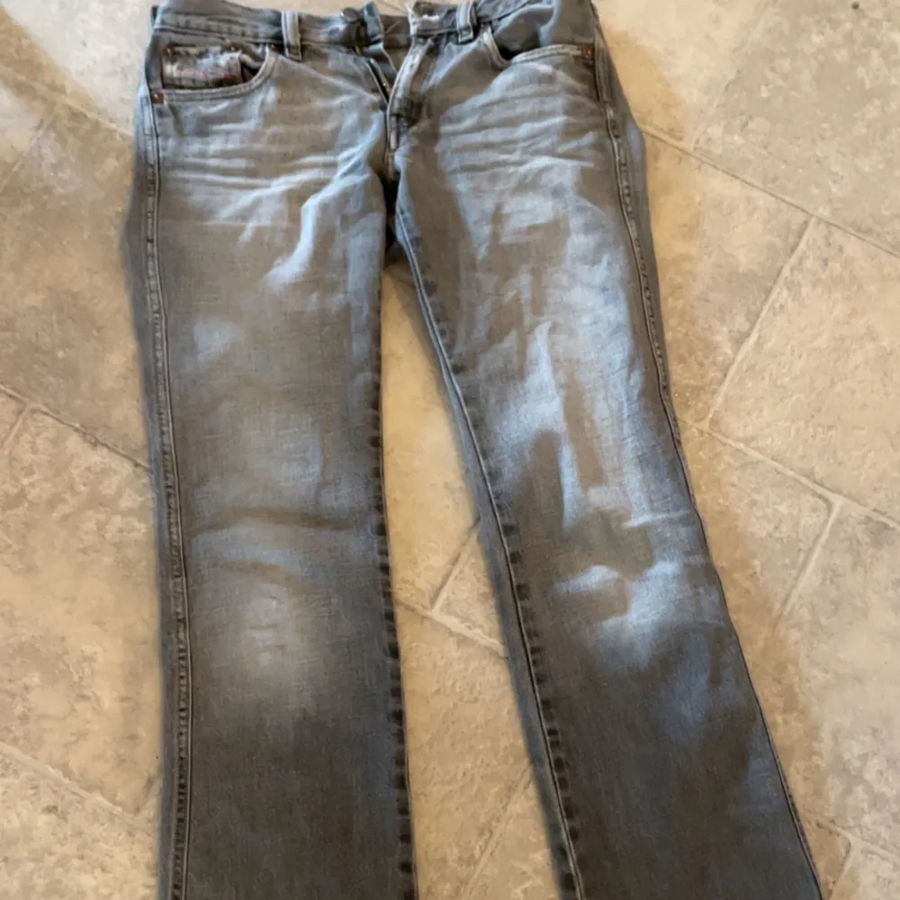 Snygga lågmidjade boot cut jeans från diesel, säljs för lite billigare pga skadan på bild 4. Jeansen är annars i gott skick o säljs för att de inte kommer till användning😊. Jeans & Byxor.