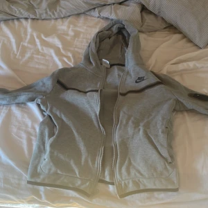 Nike tech hoodie  - Den är i bra skick används i 10-15 gånger, står att den är xl men köpte den när ja hade xs och den är s så skulle säga att den passar xs o s 