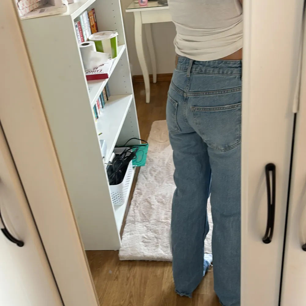 Riktigt snygga jeans ifrån Gina Tricot, är i storlek 32. Säljer pga att de blivit för små och inte kommer till användning längre. Är dock i väldigt bra skick!. Jeans & Byxor.