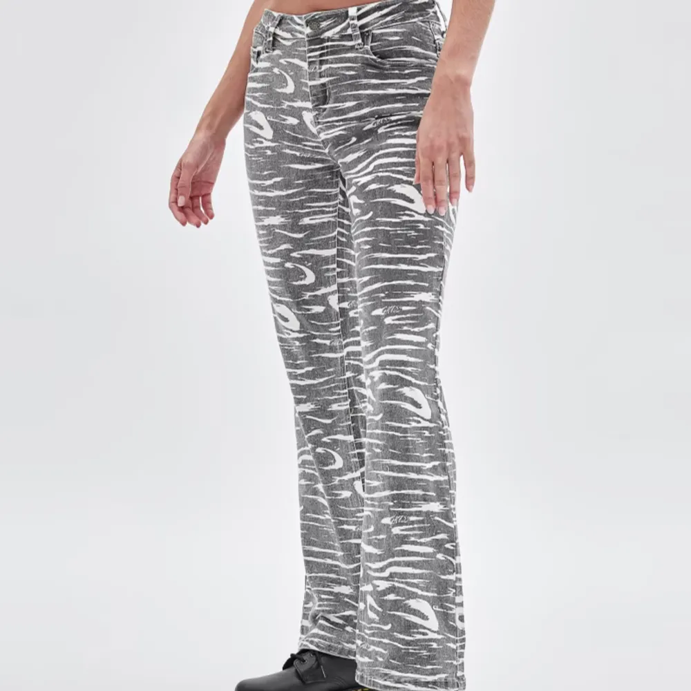 Sjukt coola jeans med zebra tryck. Från guess. Nypris ca 1500. Säljer för 650! Storlek 28, passar en 36/38☺️. Jeans & Byxor.