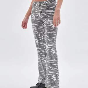 Sjukt coola jeans med zebra tryck. Från guess. Nypris ca 1500. Säljer för 650! Storlek 28, passar en 36/38☺️