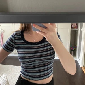 Randig croptop - Har blivit använd några gånger men fortfarande i bra skick. Säljer för att jag inte använder den mer! 
