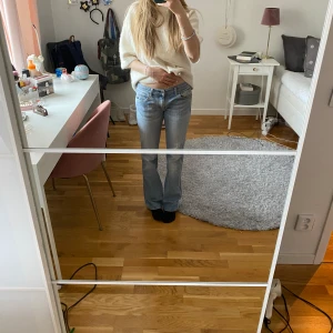 Ljusblå lågmidjade bootcut jeans - Säljer ett par suupersnygga ljusblå vintage diesel jeans som är lågmidjade. De har små defekter i grenen men absolut inget som märks. Midjemåttet rakt över är 38 cm! Skriv om det finns funderingar! 🥰