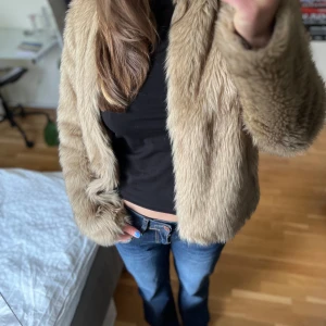 Pälsjacka fejk - Jätte söt pälsjacka i fuskpäls. Har tyvärr inte kommit till användning🤍