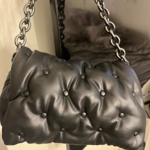 Väska från zara - Svart väska från zara, aldrig använd🩷