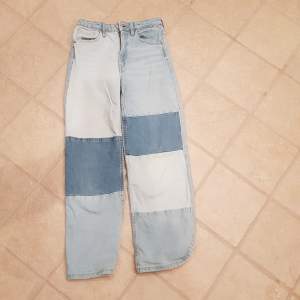 Jag säljer fina jeans med storlek 140. Jag säljer dem eftersom att de tyvärr inte används längre. De har en liten fläck på ena benet. Byxorna tvättas såklart före de skickas! Priset diskuteras gärna.🎀💖