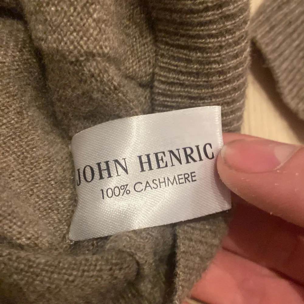 Säljer en riktigt snygg john henric hoodie i färgen beige | nästintill oanvänd | cond 10/10 | strl S sitter tts | dm för frågor, pris kan diskuteras. Hoodies.