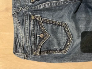 Lågmidjade miss me jeans - Jättesöta miss me jeans! Lågmidjade med coola fickor! Brukar ha M i byxor och de passar mig perfekt :)