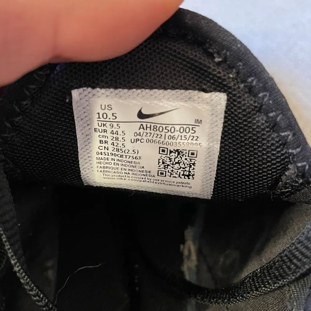 Säljer mina fina Nike 270s eftersom att de aldrig används längre. Jag har använt de fåtal gånger sedan de var nya och jag skulle säga att de är i nyskick.  St 44.5 SVART  Skriv för fler bilder  Mvh Hjalmar . Skor.
