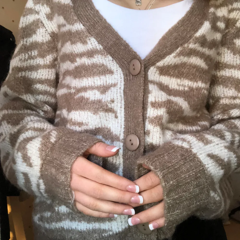 Mysig kofta med zebra mönster i en ljus brun färg . Tröjor & Koftor.