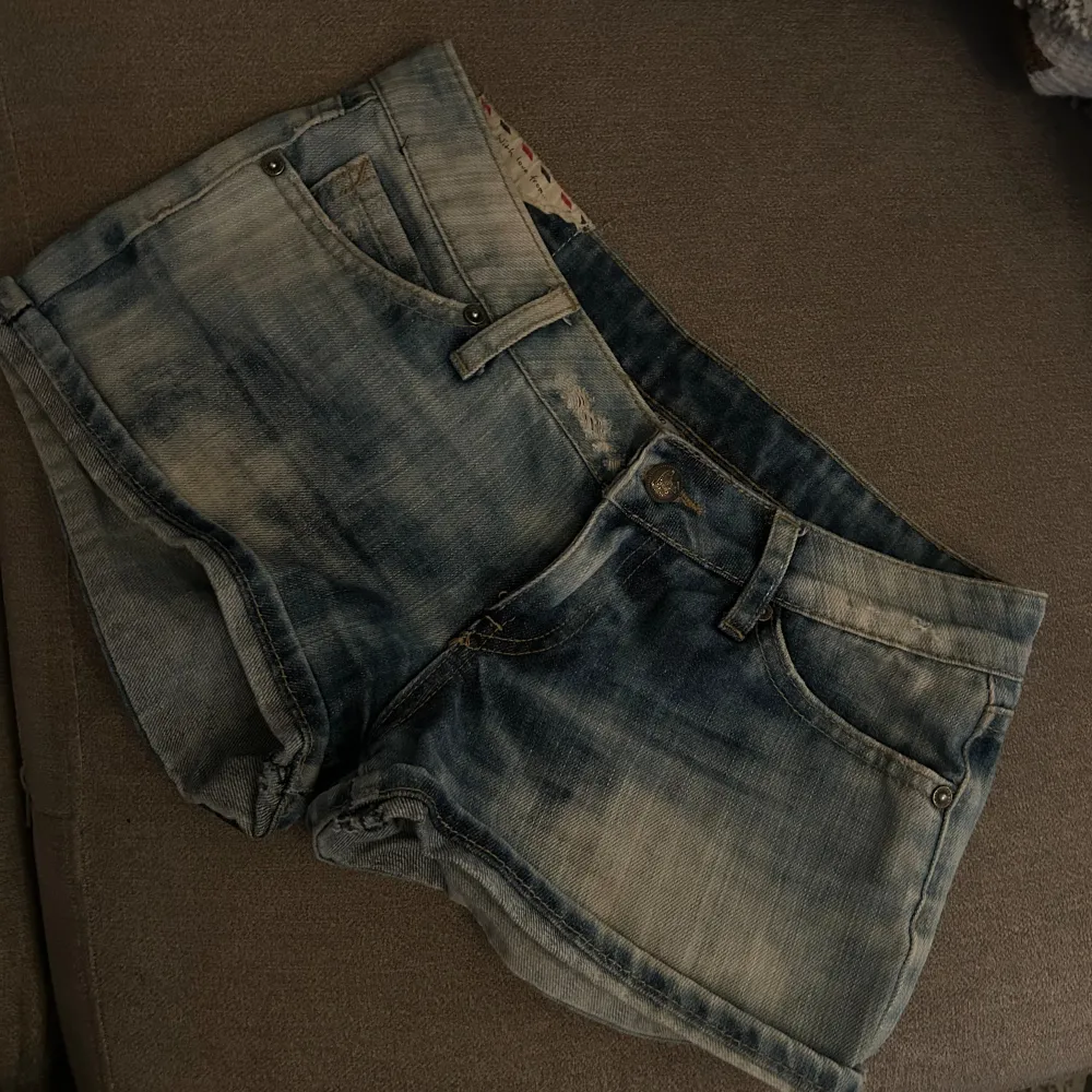 Snygga low waist jeans shorts.  Köpare står för frakt Många som skriver, buda gärna i kommentarerna . Shorts.