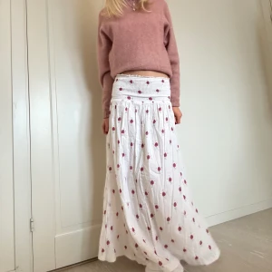 Långkjol  - Superfin långkjol från h&m som är helt perfekt till tex midsommar💕 sparsamt använd 