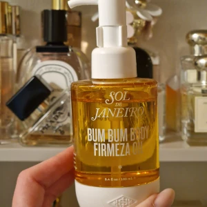 Sol De Janeiro - Bum Bum bodyoil från Sol De Janeiro. Använd fåtal gånger.  Kommer med locket & kartong.