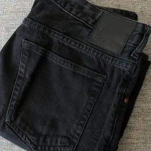 Svarta low waist jeans från bikbok/never denim. Storlek 30/30. Använda fåtal gånger! 🖤