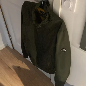 Jacka - Sprillans ny vindjacka från j. Lindeberg för ett otroligt bra pris! Köpt för 1600kr på Nk men mitt pris ligger på 750kr! Tveka inte att höra av er vid intresse!