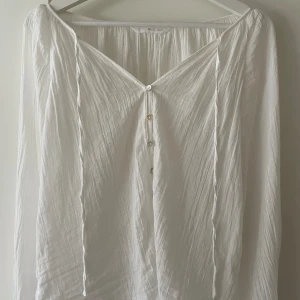 Vit blus/skjorta MANGO - Supersöt vit blus/skjorta från MANGO med detaljer💞är i stl XS men passar även de som har S.