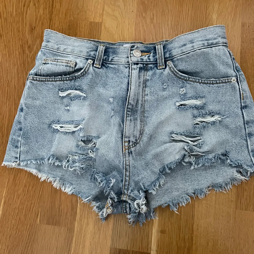 Snygga jeansshorts från Zara! Storlek 36 vilket motsvarar S. Shorts.