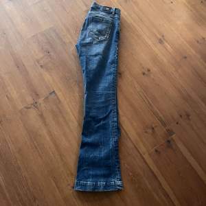 Ltb Jeans i storlek w28/L32. Sitter bra på folk som har 36/38 eller S/M. I nyskick. Använda 1-2 gåner max. Modell Fallon. 💕💕