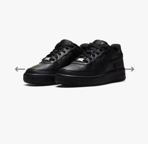Nike Air force 1 (GS) - Jätte fräscha Nike sneakers   Använda fåtal gånger  Enda defekterna är snörena som man lätt kan byta ut eller tvätta 💞  Nypris 1000kr+  Pris kan diskuteras 