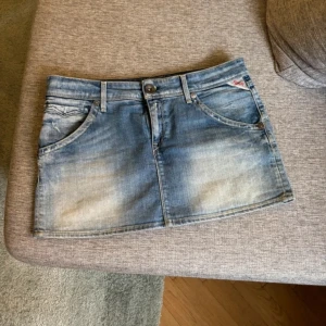 Lågmidjad jeanskjol - En lågmidjad jeanskjol ifrån replay i mycket fint skick. Den är i storlek 28/S, pris kan diskuteras 💕