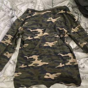 Säljer min jättefina y2k camouflage tröja. Storlek XS men det är strechig. Inga defekter. Är öppen för byten!