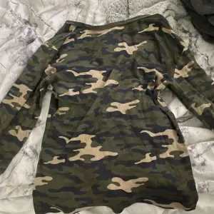 Säljer min jättefina y2k camouflage tröja. Storlek XS men det är strechig. Inga defekter. Är öppen för byten!