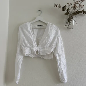 Vit topp - Vit topp från zara i storlek M, använd 2-3 gånger! Dragkedja vid ena sidan 