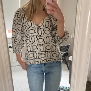 Blus - Fin mönstrad blus från hm🤍 den är i storlek 38 men sitter som en s❤️