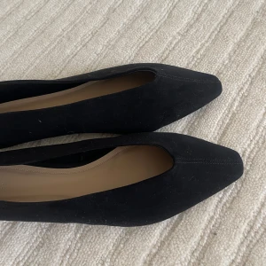 Ballerina - Jättefina slutsålda ballerinaskor i mocka imitation. Storlek 39 från HM💗 aldrig använda 