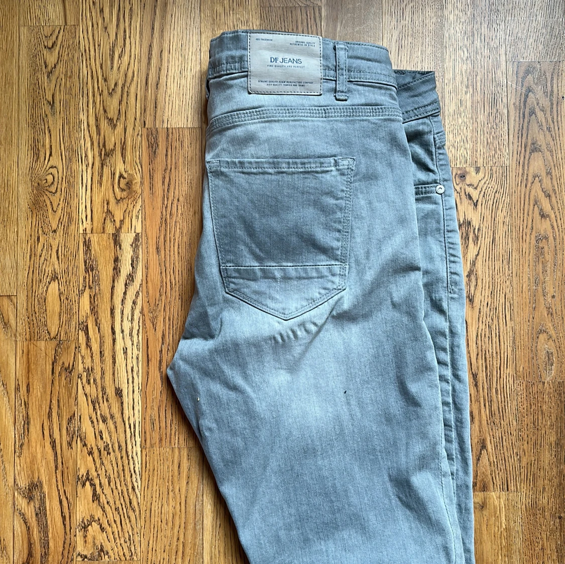 Grå byxor för män - 92