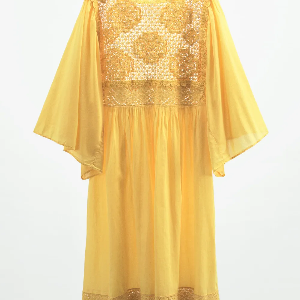 Fin klänning ifrån Zara Gul. Storlek XS-S men passar upp till en M helt ny med lapp . Klänningar.