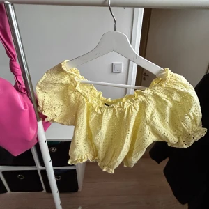 Topp off shoulder bik bok - Sommartopp från bik bok, off shoulder!