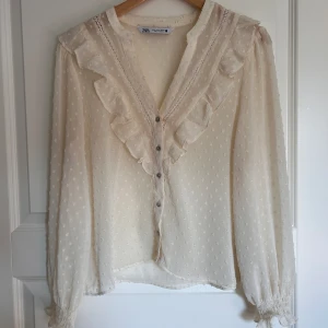 Blus, Zara - Superfin blus ifrån zara. Använd ungefär 3 gånger