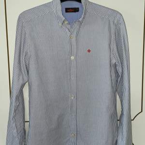 Säljer denna blå randiga morris skjortan i storlek S. Den är i bra skick, den har inga defekter. Den är perfekt till sommaren. 