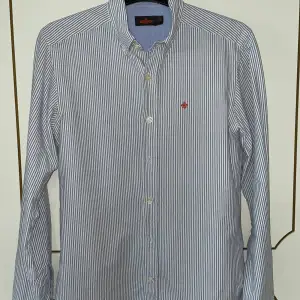 Säljer denna blå randiga morris skjortan i storlek S. Den är i bra skick, den har inga defekter. Den är perfekt till sommaren. 