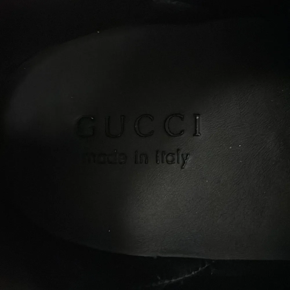 Gucci skor i väldigt bra skicka, andvända i Max 2 veckor. Storlek 41  Äkta, äktehetsbevis finns Priset kan diskuteras vid snabb affär. Skor.