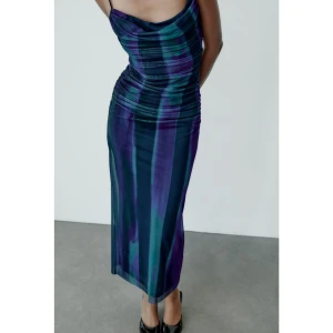 mönstrad blå klänning - Aldrig använd med lappen kvar strl S. Passar XS-S och nån med lite mindre kupa