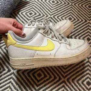 Nike air skor i storlek 38. ☀️ Hyfsat nytt skick. Orginal 1200 kr. 🥰