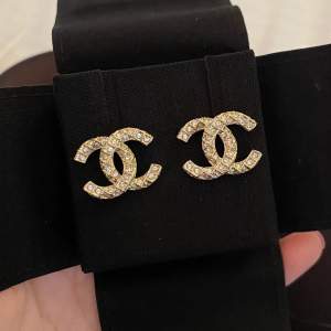 Säljer äkta Chanel CC örhängen. Köpta 2020, som nya i skicket med inga spår av användning. Finns äkthetsstämpel på örhängena. Inga tillbehör medföljer. Nypris: 9000kr