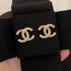 Säljer äkta Chanel CC örhängen. Köpta 2020, som nya i skicket med inga spår av användning. Finns äkthetsstämpel på örhängena. Inga tillbehör medföljer. Digitalt kvitto finns. Nypris i dag ca 9000kr